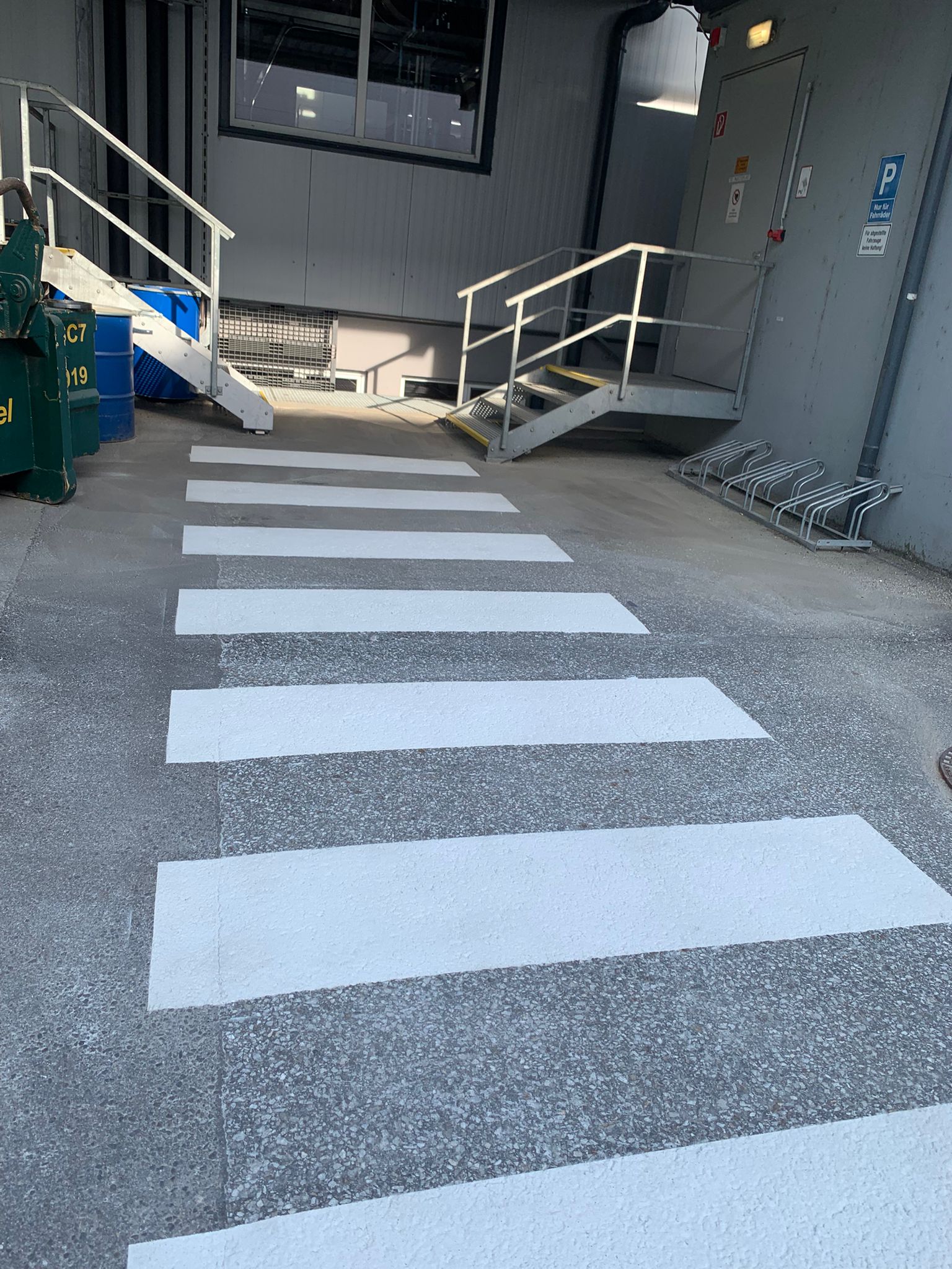 Neu markierter Schutzweg auf einem Betriebsgelände